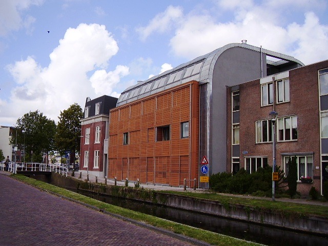 De Houtloods in Haarlem, een gebouw van hout en zink aan het water